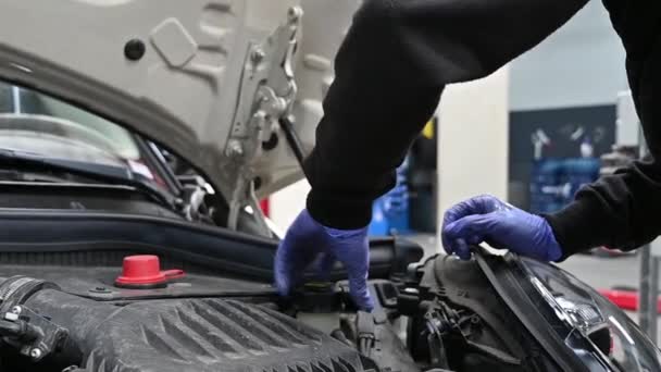 Mechaniker Überprüft Kühlmittelstand Seiner Modernen Garage Nahaufnahme Zeitlupe — Stockvideo