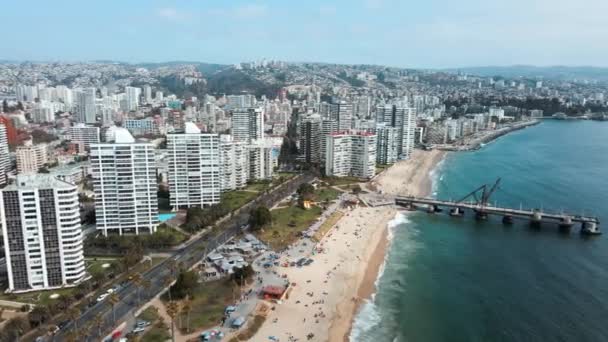 청록색 바다와 베르가라 해변에서 사람들의 비행기 보이는 — 비디오