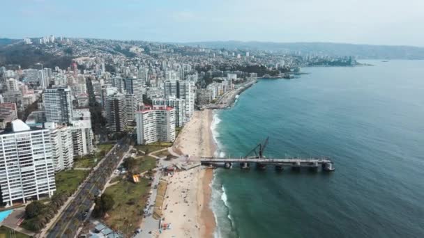 Sol海滩海岸和靠近Vergara码头和Via Del Mar大楼的绿松石海的空中娃娃 背景是Valparaiso — 图库视频影像