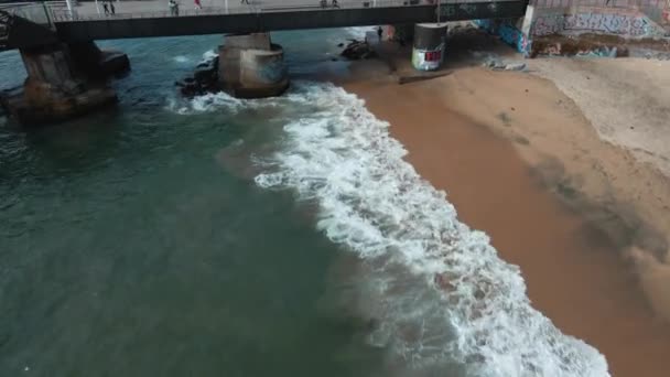 Muñeca Aérea Personas Disfrutando Del Muelle Vergara Playa Arena Sol — Vídeos de Stock