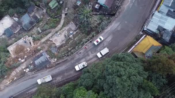 从上往下俯瞰山区的道路和房屋 早上俯瞰山区 — 图库视频影像