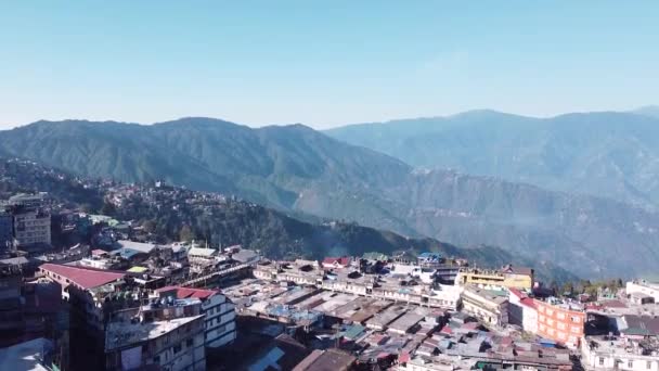 Drone Vista Edifícios Casas Darjeeling Manhã Ensolarada Colinas Lento Revelar — Vídeo de Stock