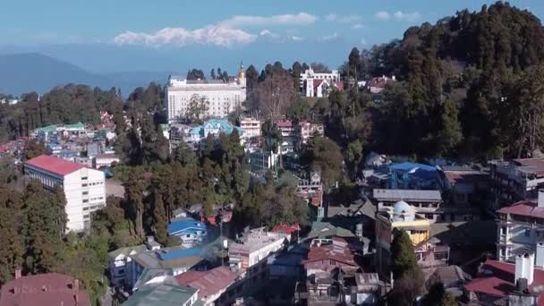 Langzame Drone Shot Van Darjeeling Kangchenjunga Bergketen Achtergrond Zonnige Ochtend — Stockvideo