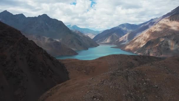 Luftaufnahme Des Türkisfarbenen Staudamms Yeso Inmitten Der Andenberge Einem Bewölkten — Stockvideo