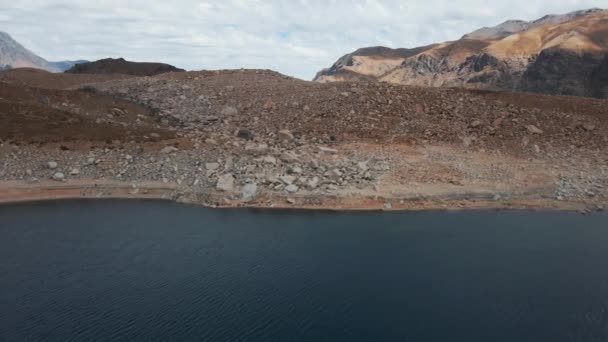 智利Cajon Del Maipo 在崎岖海岸附近的Laguna Negra深水中的空中娃娃 在阴天的背景下的安第斯山脉 — 图库视频影像