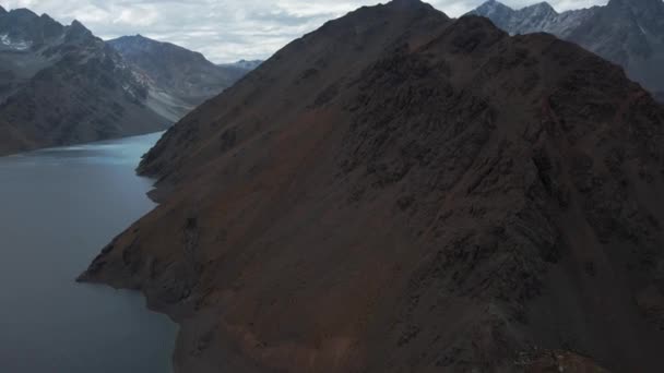 曇りの日にアンデス山脈の間に囲まれたラグナ ネグラの空中ドルリー カホン マイポ — ストック動画