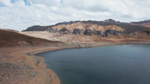 Dolly Aéreo Laguna Negra Águas Profundas Costa Rochosa Montanhas Andinas — Vídeo de Stock