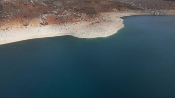 Aerial Lutning Upp Laguna Negra Turkosa Vatten Avslöjar Robust Strand — Stockvideo