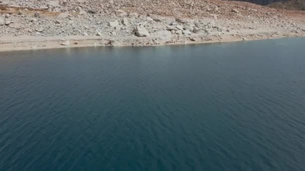 Aerial Dolly Laguna Negra Turkusowa Woda Pobliżu Turystów Odpoczywających Chropowatym — Wideo stockowe
