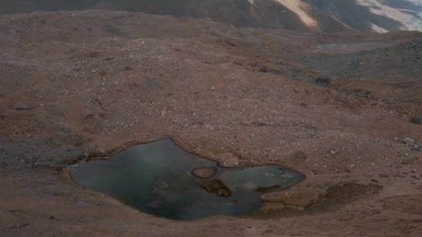 智利Cajon Del Maipo Laguna Del Indio小池塘中的空中娃娃 多云的一天背景下的安第斯山脉 — 图库视频影像