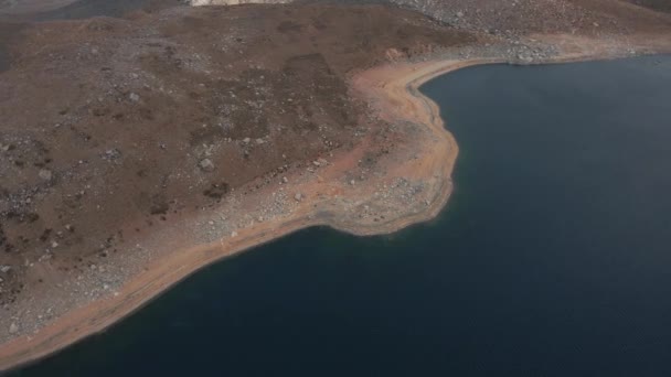 Luchtbaan Van Laguna Negra Diepe Wateren Ruige Kustlijn Tussen Andes — Stockvideo