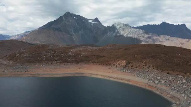 Dolly Aéreo Laguna Negra Fechado Entre Montanhas Andinas Meson Alto — Vídeo de Stock