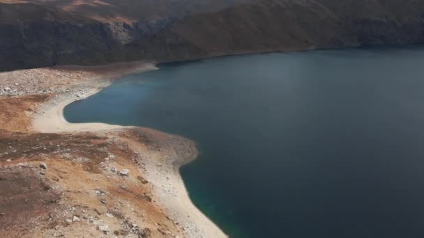 Dolly Aéreo Laguna Negra Águas Azul Turquesa Costa Acidentada Montanhas — Vídeo de Stock