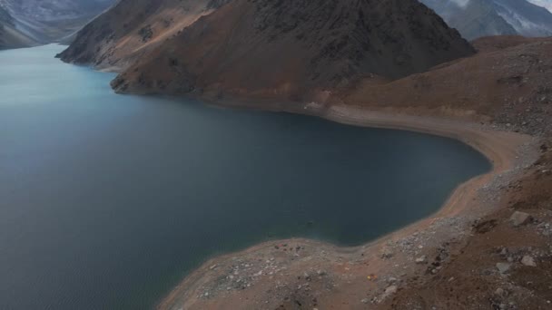 Órbita Aérea Laura Negra Aguas Profundas Encerradas Entre Montañas Andinas — Vídeos de Stock