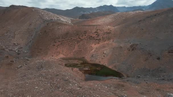 智利Cajon Del Maipo 安第斯山区崎岖山坡上Laguna Del Indio小池塘的空中轨道 阴天背景 — 图库视频影像