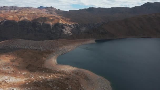 Dolly Aéreo Laguna Negra Aguas Profundas Costa Áspera Montañas Andinas — Vídeos de Stock