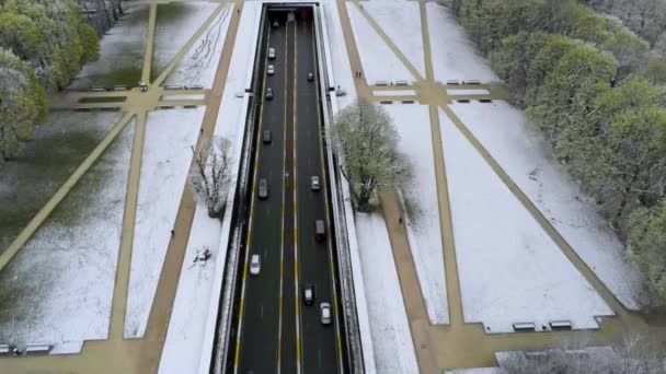 Tráfico Túnel Del Cinquantenaire Bruselas Durante Las Nevadas Aérea Arriba — Vídeo de stock