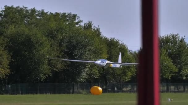 Swift Single Seat Aerobatic Glider Close Airplane Landing — Stock Video