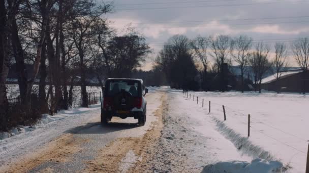 Slow Motion 4X4 Gamla Terrängbil Rör Sig Genom Snötäckta Landsväg — Stockvideo