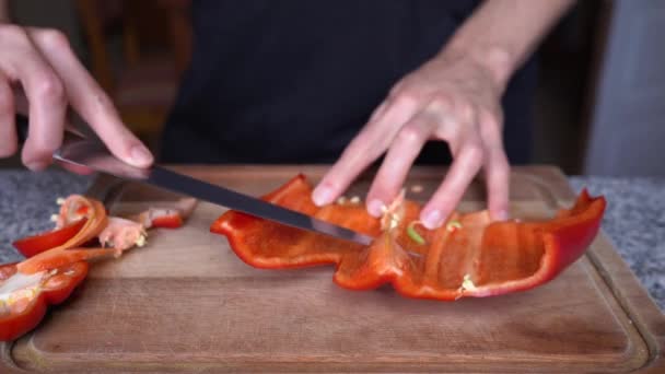 Kırmızı Çan Biberinin Tohumlarını Temizleyen Bir Adamın Yakın Çekimi — Stok video