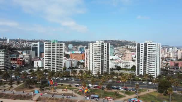 Órbita Aérea Edifícios Apartamentos Turísticos Del Mar Perto Costa Marítima — Vídeo de Stock