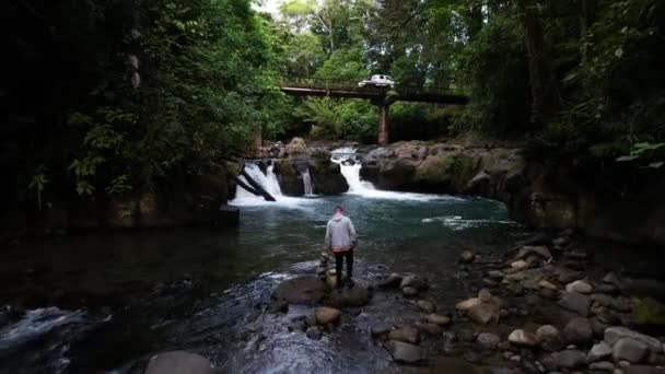 Homem Saltando Pedras Nas Margens Dos Rios Tropicais Selva Costa — Vídeo de Stock
