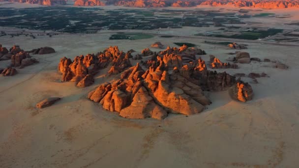 赤い岩の形成を見下ろす空中ビュー アルUla サウジアラビアの晴れた夜 近づいて ドローンショット — ストック動画