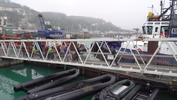 Mülteciler Göçmenler Ngiltere Nin Dover Limanında Terk Edilmiş Şişme Teknelerinin — Stok video