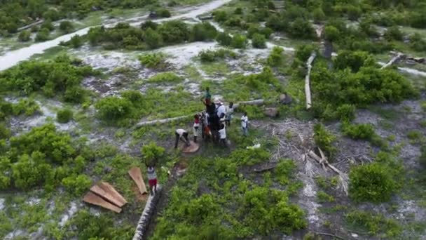 Siyah Afrikalı Çocukların Salladığı Dron Kullanan Bir Adam — Stok video