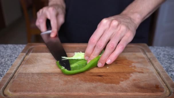 Primer Plano Del Cocinero Cortando Pimiento Rojo Cubos Pequeños Dados — Vídeos de Stock