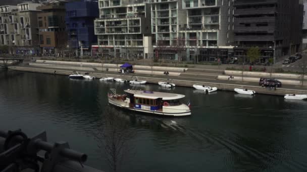 Barco Turismo Navega Tranquilo Río Sane Través Hermosos Edificios Ciudad — Vídeos de Stock