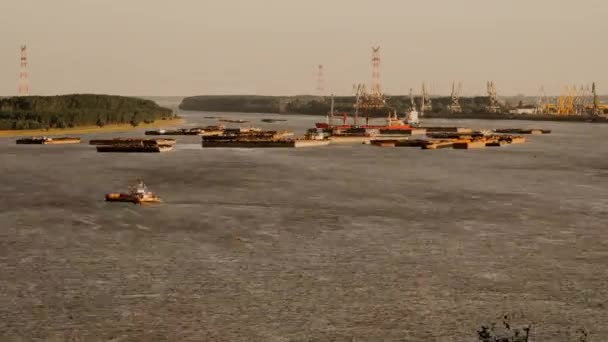 Timelapse Con Barcazas Estacionarias Atardecer Río Danubio — Vídeo de stock