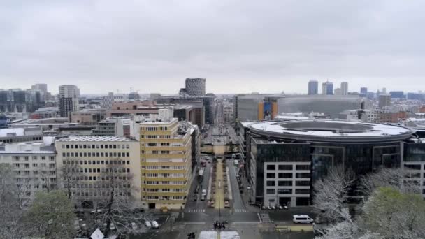 在一个大雪的日子里 以柏林蒙特和欧罗巴大楼为背景的欧洲区 布鲁塞尔天际线的无人机图像 — 图库视频影像