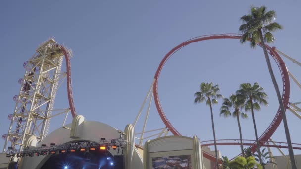 Espectacular Vista Una Enorme Montaña Rusa Acción — Vídeo de stock