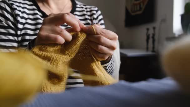 女性の手編みセーターから黄色糸 — ストック動画