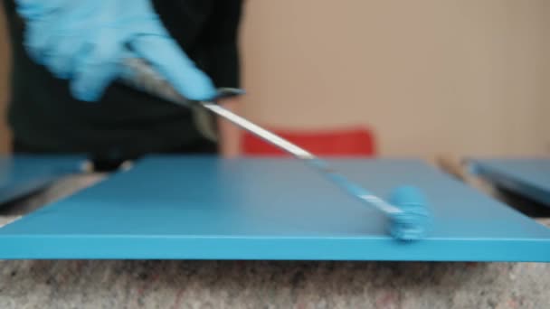 Femal Hand Schilderen Van Een Kastdeur Met Blauwe Verf Roller — Stockvideo