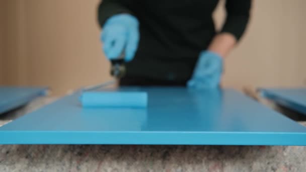 Vrouwelijke Hand Schilderen Een Kastdeur Met Blauwe Verf Roller — Stockvideo