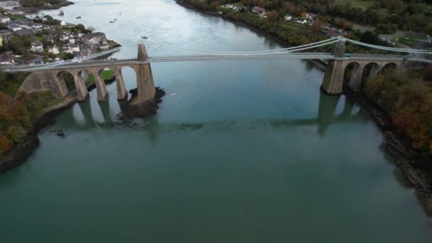 Prachtige Schilderachtige Opname Van Menai Suspension Bridge Rustig Water — Stockvideo