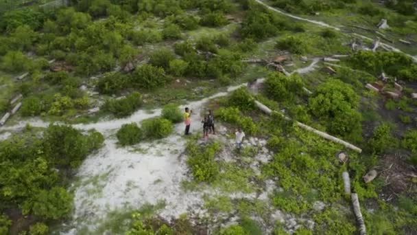 Svarta Afrikanska Barn Står Skogsträdgårdsglänta Och Vinkar Drönare — Stockvideo