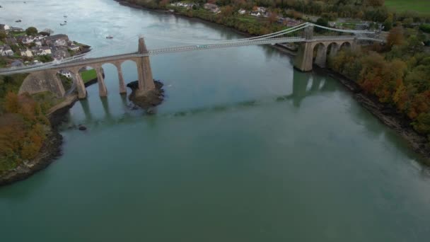 Luchtfoto Van Menai Suspension Bridge Een Bewolkte Dag — Stockvideo