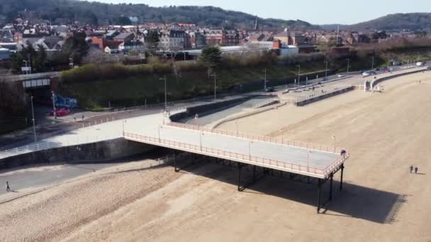 Een Luchtfoto Van Colwyn Bay Kust Kleine Vissteiger Een Zonnige — Stockvideo