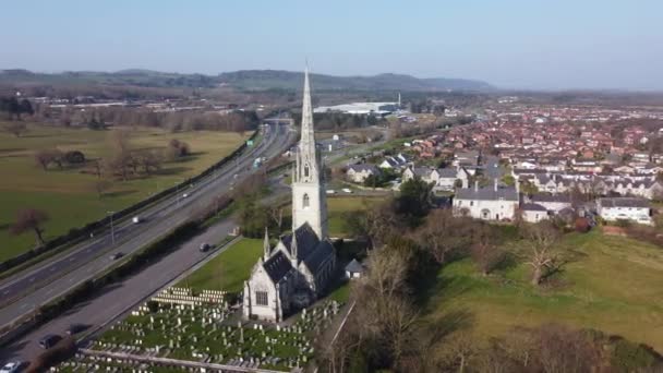 Een Luchtfoto Van Marmeren Kerk Bodelwyddan Een Zonnige Ochtend Van — Stockvideo