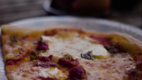 Margherita Pizza Auf Einem Blauen Teller Scheiben Schneiden Dolly Rückwärts — Stockvideo