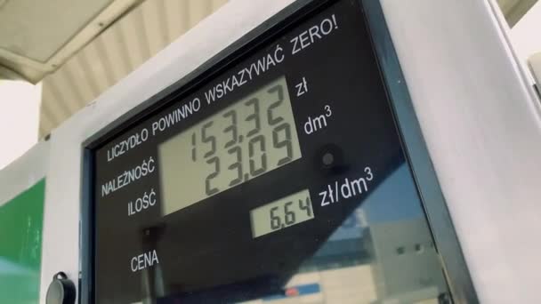 Het Vullen Van Tank Als Gasprijzen Stijgen — Stockvideo