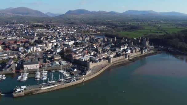 Légi Felvétel Város Caernarfon Egy Napsütéses Napon Repül Balról Jobbra — Stock videók