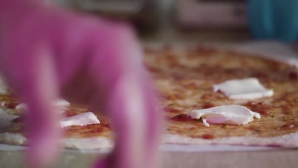 Yapımı Pizzaya Mozzarella Peyniri Ekliyorum — Stok video