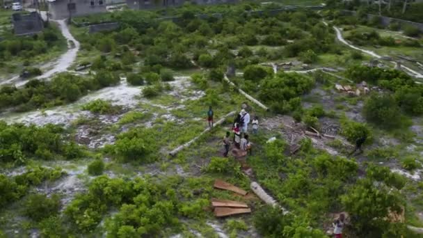 Niños Africanos Corriendo Alrededor Piloto Drones Disparando Costa Tropical — Vídeo de stock