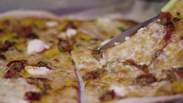 Zelf Gemaakte Pizza Plakjes Snijden — Stockvideo