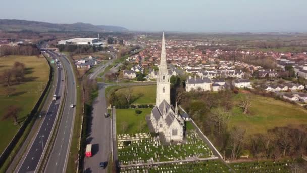 Een Vanuit Lucht Uitzicht Marmeren Kerk Bodelwyddan Een Zonnige Ochtend — Stockvideo