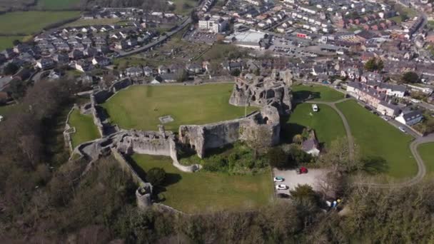 晴れた日にデンビーグ城の遺跡の空中ビュー 城の周りに左に飛んで デンビーシャー州 北ウェールズ — ストック動画
